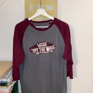 Vans Tröja  - Snygg och mycket skön tröja från Vans. Använd fåtal gånger och i väldigt bra skick! 