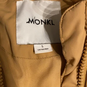 Dunjacka - Storlek S oversized, dunjacka med Manchester detaljer, använd några gånger men ej sliten