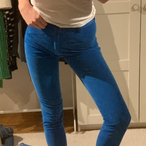 Blå manchesterbyxor från fiorucci - Säljer detta par jätte coola blåa manchesterbyxor från fiorucci. Nästan inte använda. Köpte för ca 1000kr, kommer inte riktigt ihåg. Jag är 179 cm och dom är på gränsen för mig, beror på vilken längd man vill ha. Skriv för fler bilder. Köparen står för frakten. Skriv för fler frågor!