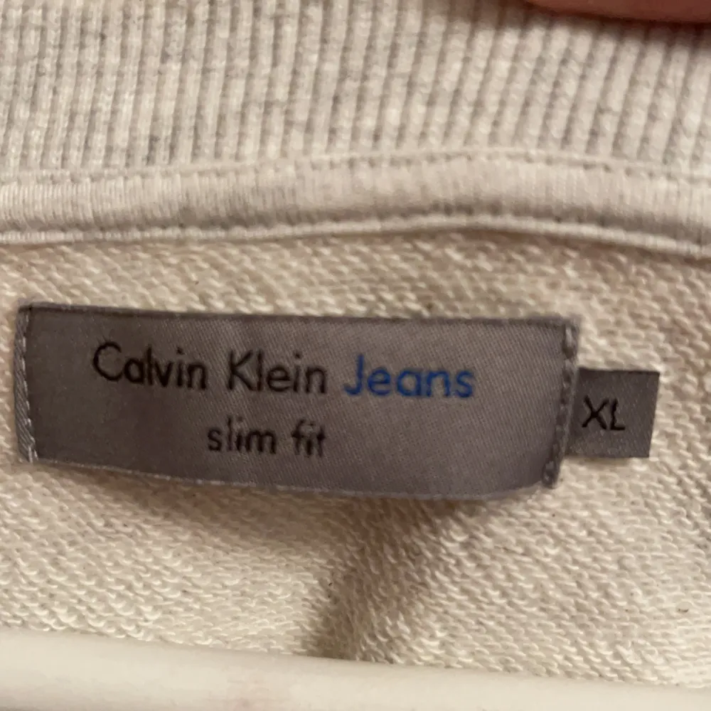 Calvin Klein jeans sweatshirt i storlek XL, slim fit. Bra skick. Vit/grå. Tröjor & Koftor.