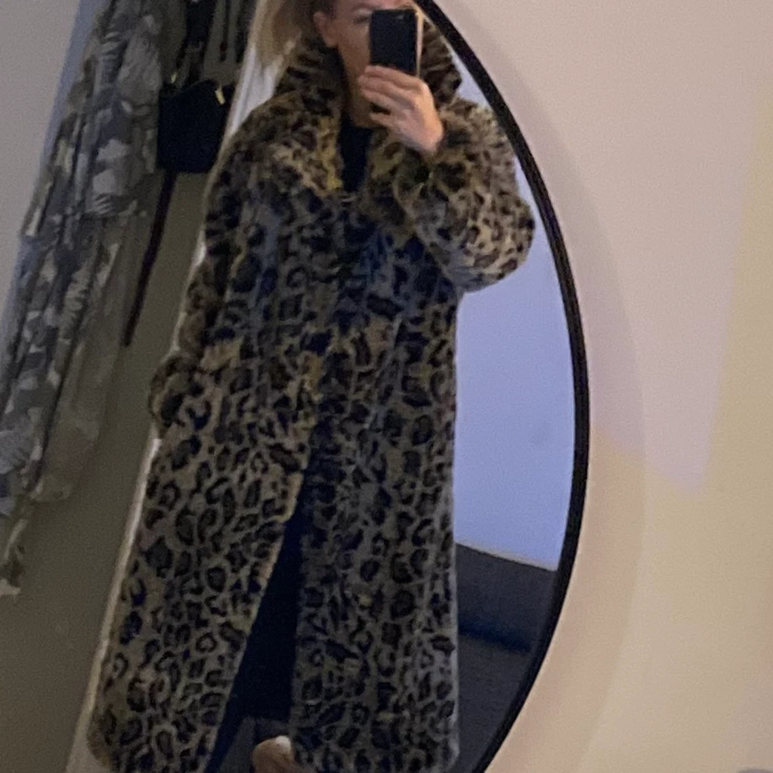 Leopardmönstrad fuskpälskappa - 91