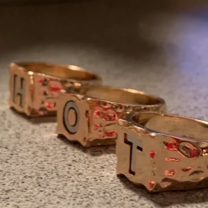 3set ringar - Ringar där det står ”H O T” storlek S/M. Helt oanvända, fick hem dom precis nu men dom va försmå för mig då jag på vintern får väldigt tjocka fingrar, Så dom är helt oanvända och nya! Buda i kommentarna! 