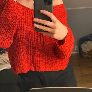 Stickad tröja - Röd stickad tröja perfekt nu till vintern❤️ använd enstaka gånger! Frakt tillkommer❤️