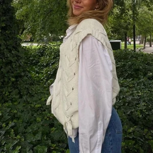 Stickad väst  - Säljer denna fina benvita stickade västen ifrån zara, säljer pga att jag inte tyckte det passade på mig