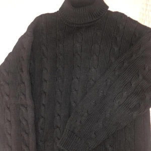 Stickad tröja - Svart stickad tröja med polokrage i storlek L (jag är storlek S). Köpte för ca 6 månader sedan och använt den 1 gång pågrund av att den är lite stor på mig.