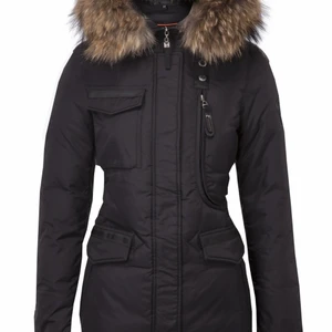 HOLLIES Livigno Jacka Svart/Natur , storlek 36 - Jag säljer en fin hollies vinterjacka i färgen svart storlek 36 . Passar en xs/S och är i färgen svart/natur. Använd endast ett par gånger då jag köpt en ny jacka. Bilderna är tagna från samma hemsida där jag köpte den ifrån, vid intresse skriv! Original priset på jackan är 4499kr och säljer den för mindre än halvapriset. Jackan är i väldigt bra skick då den knappt är använd. 