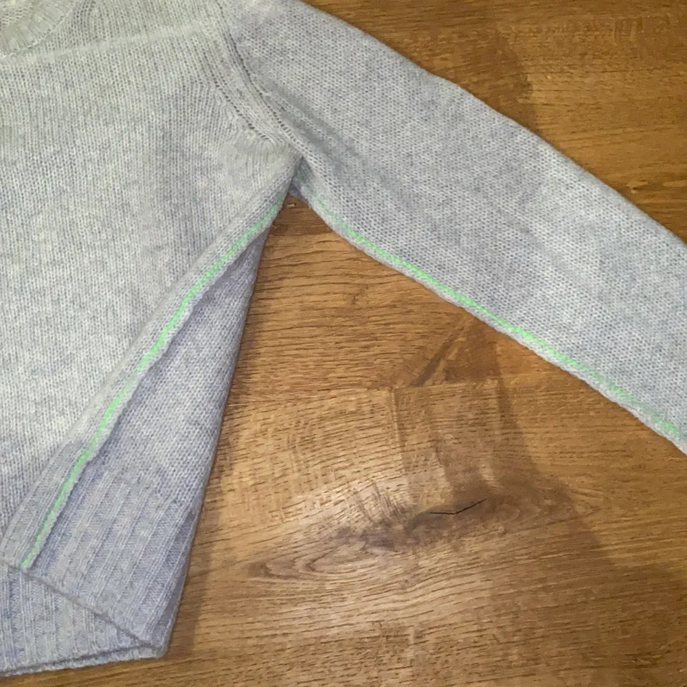Säljer en helt oanvänd tröja i cashmere från from future i storlek s. Tröjor & Koftor.