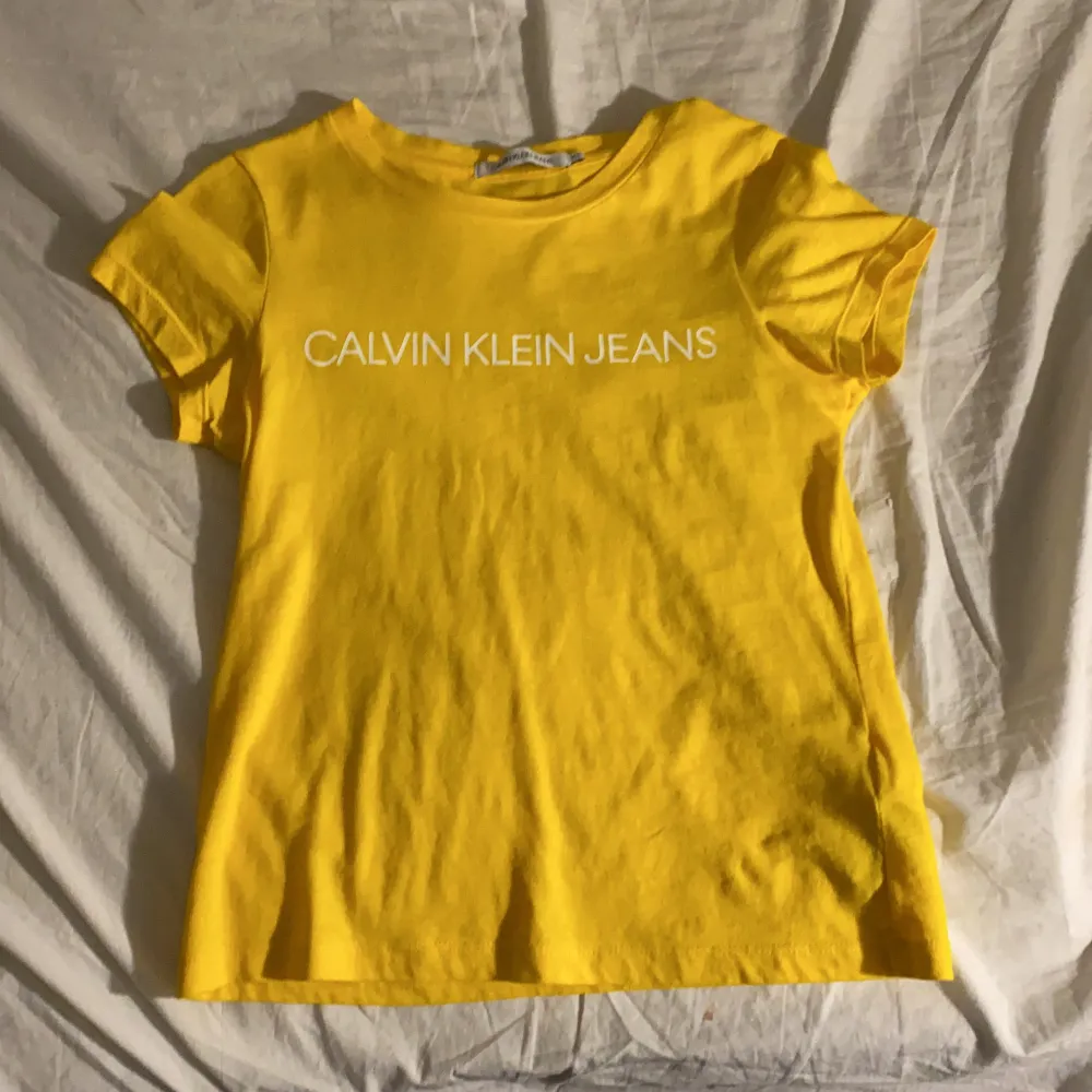 Calvin klien t-Shirt i st. Xs, säljer då även den är för liten  redan när jag köpte den, alltså helt oanvänd. T-shirts.