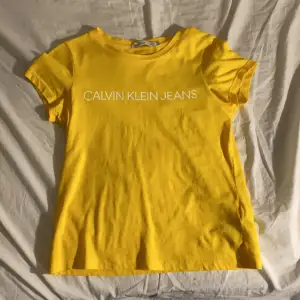 Calvin klien t-Shirt i st. Xs, säljer då även den är för liten  redan när jag köpte den, alltså helt oanvänd