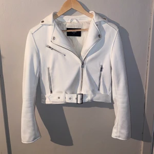 Vit mockajacka - Vit jacka i fejk mocka från bikbok i stl. M liten i storlek så passar nog bättre small, lite missfärgad på insidan av brun utan sol men inget som syns när den är på