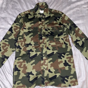 Samsøe Samsøe Waltones Overshirt Camo L - Säljer denna för att det inte är min stil längre. Köptes från Volt för ca 6 månader sedan. Har enbart använt plagget 1 gång och den är i sprillans nytt skick. Passar true to size.                                                                                   Köptes för: 1299kr 