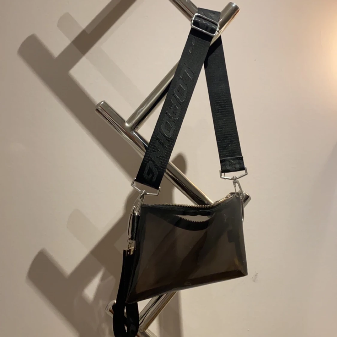 Genomskinlig svart väska