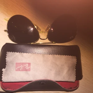 Raynand aviator med fodrsl - Köpta i somras, rayband aviator med putsduk och fodral. Nypris 1999kr