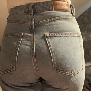 Mom jeans höga monki 29  - Trendiga och snygga ”Mom” jeans från monki, hög midja, supersköna. Passar inte mig längre efter barn ironiskt nog... 🙃