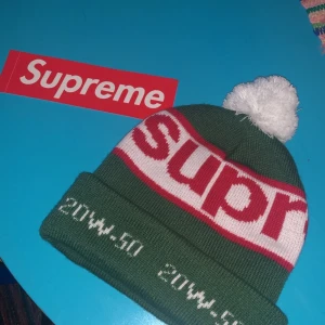 Äkta SUPREME mössa helt ny! - En helt ny supreme mössa som är svår att få tag på. Jag har kvitto på mail. Den är oanvänd.