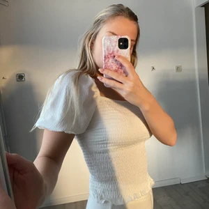 Top från gina - Superfin vit topp från gina, använd ca 3ggr! Passar både XS, S och M, toppen är superstretshig! Frakt tillkommer, skriv vid frågor❤️