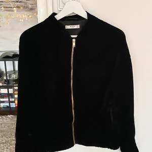 Bomber velvet black zip bomber jacka. Very good condition. No signs of use. 