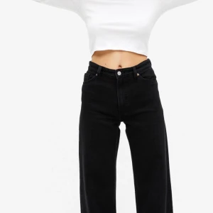 Monki jeans - Säljer mina älskade svarta monki jeans i modellen Yoko. Jag säljer då jag har två par av denna modell. Byxorna är i bra skick och är perfekta i längden och storleken för mig som är 166cm🤠🤠