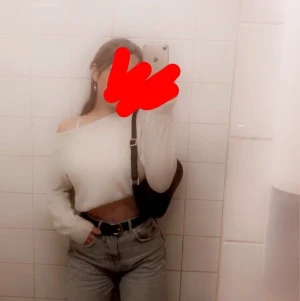 Vit croppad off shoulder top - Super fin offshoulder top, andvänd  få tal gånger, har bytt stil så jag säljer den!💞 kom privat vid frågor eller skriv i komentarerna! 