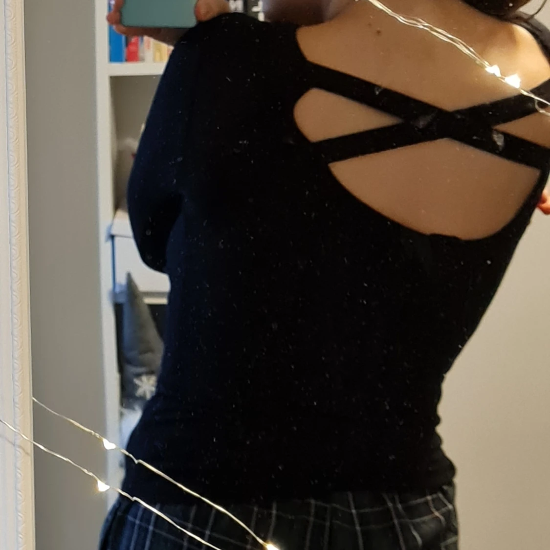 Svart tröja med korsad baksida