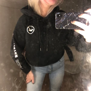 Hollister Hoodie - Hoodie från hollister köpt i butiken i stockholm för 400kr! Superskön och i nytt skick dvs. använd få gånger❣️