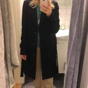 Kappa storlek xs - En svart jätte fin kappa från Vero Moda i storlek xs. Använd fåtal gånger förra vintern. Köpte för 699 o säljer för 250 kr. 