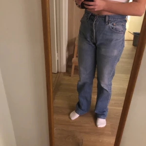 Jeans  - säljer dessa skit snygga levis jensen som tyvärr inte kommer till användning. de är vida och långa i benen om man säger så. stolek 32, men passar på mig som är ungefär 29. skriv privat vid fler bilder eller frågor 😜 ( det blir bud om många är intresserade, avslutar budningen 26 november vid ungefär 18.  köparen står för frakt! )💗