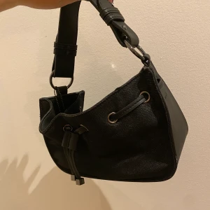 Handväska  - Urläcker väska med brett band. Väskan har bra med utrymme och är aldrig använd.💕