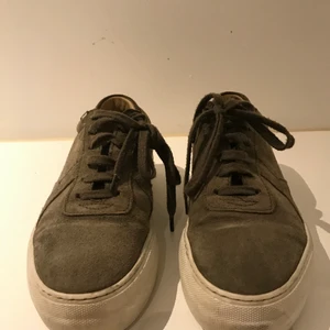 Axel arigato sneakers - Storlek 36, militär grön suede 