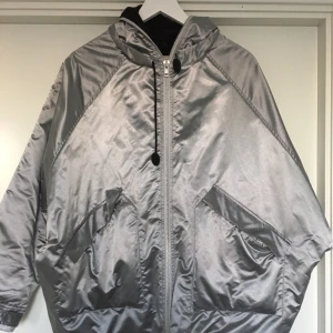  - Supersnygg silverjacka från Brixtol! Stängs med dragkedja som kan stängas ända till luvans slut! Fodrad🖖🏼✨