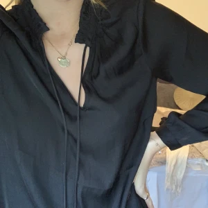 Satinblus - Superfin satin blus i jätteskönt material. Super bar skick❤️