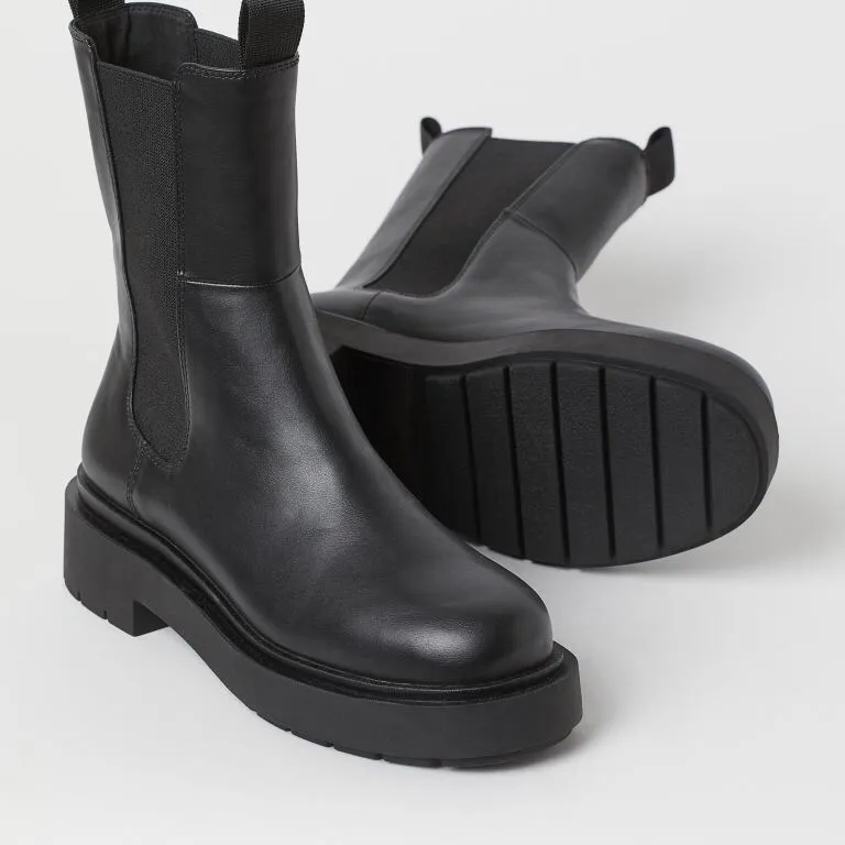 Har dessa svinsnygga boots från H&M som dessvärre inte kommer till användning. Har bara gått med dom utomhus en gång så dom är i princip i nyskick!! Säljer för 400 FRAKT INGÅR. Skor.