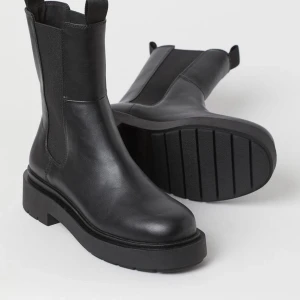 Trendiga boots - Har dessa svinsnygga boots från H&M som dessvärre inte kommer till användning. Har bara gått med dom utomhus en gång så dom är i princip i nyskick!! Säljer för 400 FRAKT INGÅR