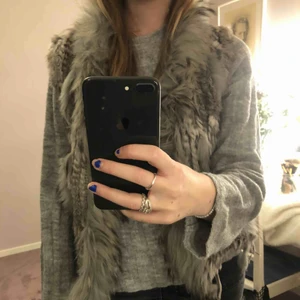 Pälsväst - Säljer min pälsväst i äkta päls. Köpt för 1000 kr☺️ använd ett fåtal gånger så den är som ny. Skriv vid frågor eller fler bilder! 💕💕