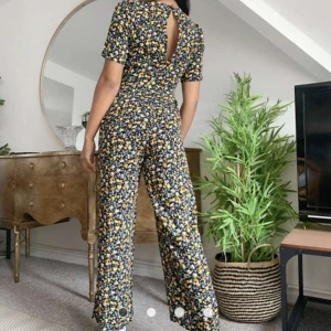 Jumpsuit - asos, xs - Superfin och somrig jumpsuit. Aldrig använd pga var för liten för mig runt bysten, så i jättebra skick! 
