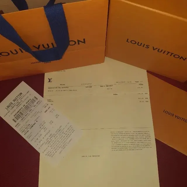 Köpt i Louis Vuitton affär i Madrid den 8e januari 2019. Box, äktesbevis och kvitto medföljer. Accessoarer.