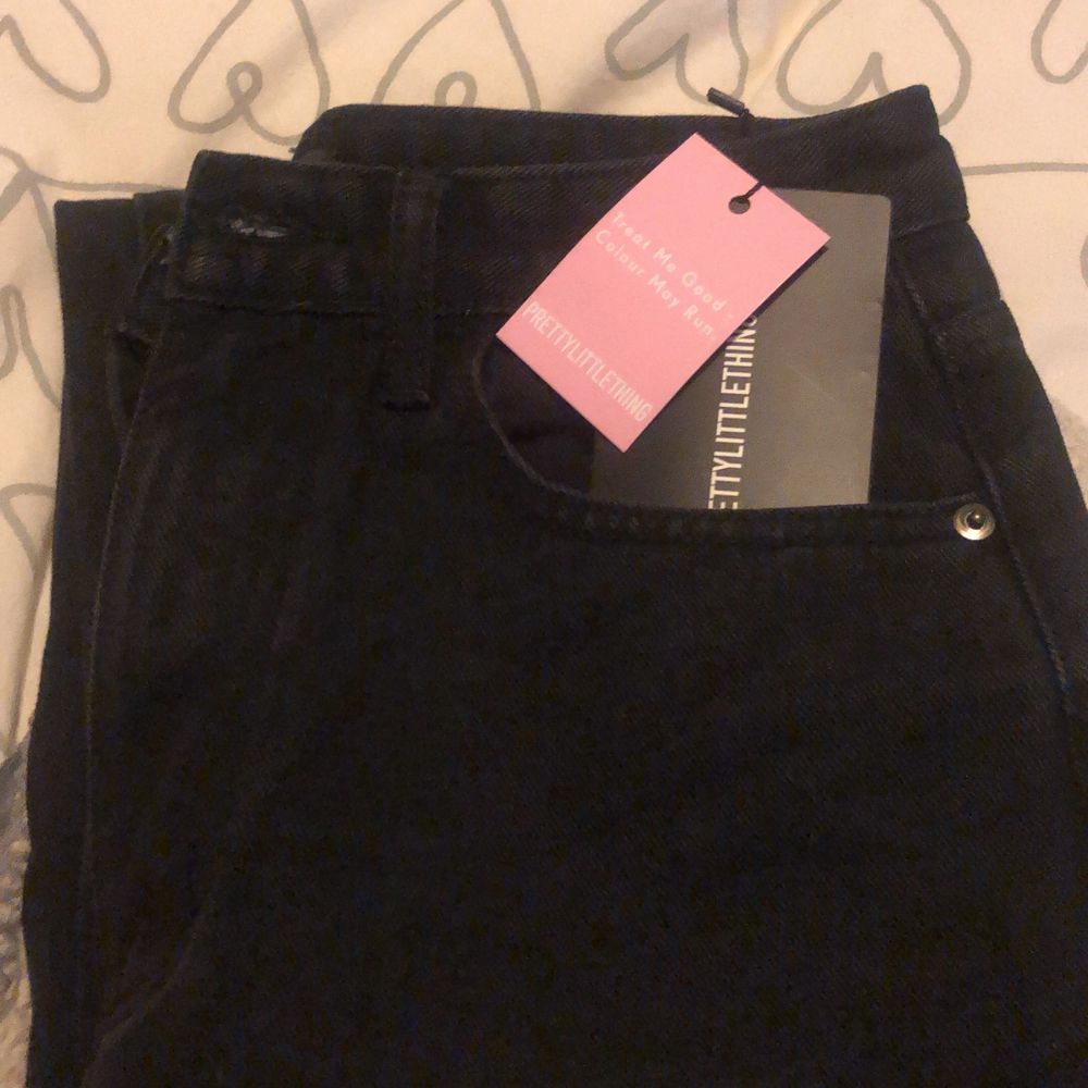 Säljer mina helt nya ”black split hem jeans” från prettylittlething eftersom det inte passade. Prislappar är kvar ich de är endast testade en gpng. Storlek 10 motsvarar en 38 ish💕💕  + frakt. Jeans & Byxor.