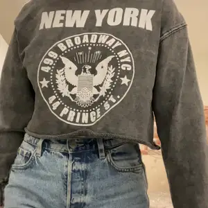 Köpt på Brandy Melville i märket John Galt. En grå croppad collegetröja med coolt New York tryck. One size men passar XS/S/M. Jag har i vanliga fall storlek S 💜 Frakt ingår i priset!