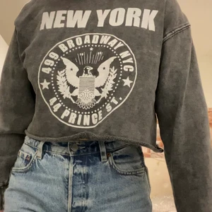 Collegetröja från Brandy Melville  - Köpt på Brandy Melville i märket John Galt. En grå croppad collegetröja med coolt New York tryck. One size men passar XS/S/M. Jag har i vanliga fall storlek S 💜 Frakt ingår i priset!