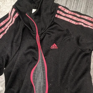 Ovanlig adidas - En säkert 15 om inte mer gammal adidas men det nästan ut som ny, inte tappat i färgen inga trasiga sömmar. 