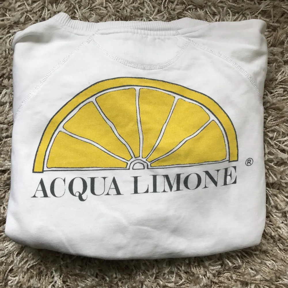 Vit sweatshirt från Acqua Limone i storlek S. Lite oversize i modellen. Väldigt fint skick! Frakt tillkommer 💕 . Tröjor & Koftor.