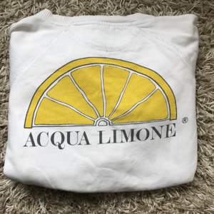 Vit sweatshirt från Acqua Limone i storlek S. Lite oversize i modellen. Väldigt fint skick! Frakt tillkommer 💕 