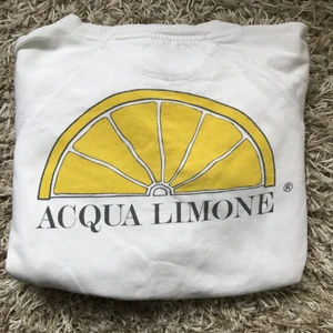 Sweatshirt - Vit sweatshirt från Acqua Limone i storlek S. Lite oversize i modellen. Väldigt fint skick! Frakt tillkommer 💕 