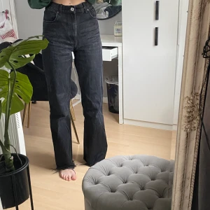 Svarta jeans - Ett par svarta mom jeans från zara! Tyvärr måste jag sälja dessa för jag har gått ner mycket i vikt med adhd medicin osv så nu är dom för stora tyvärr!! Jag är 173 och som du ser är byxorba långa, och kan klippas till din längd!💖 kontakta för frågor