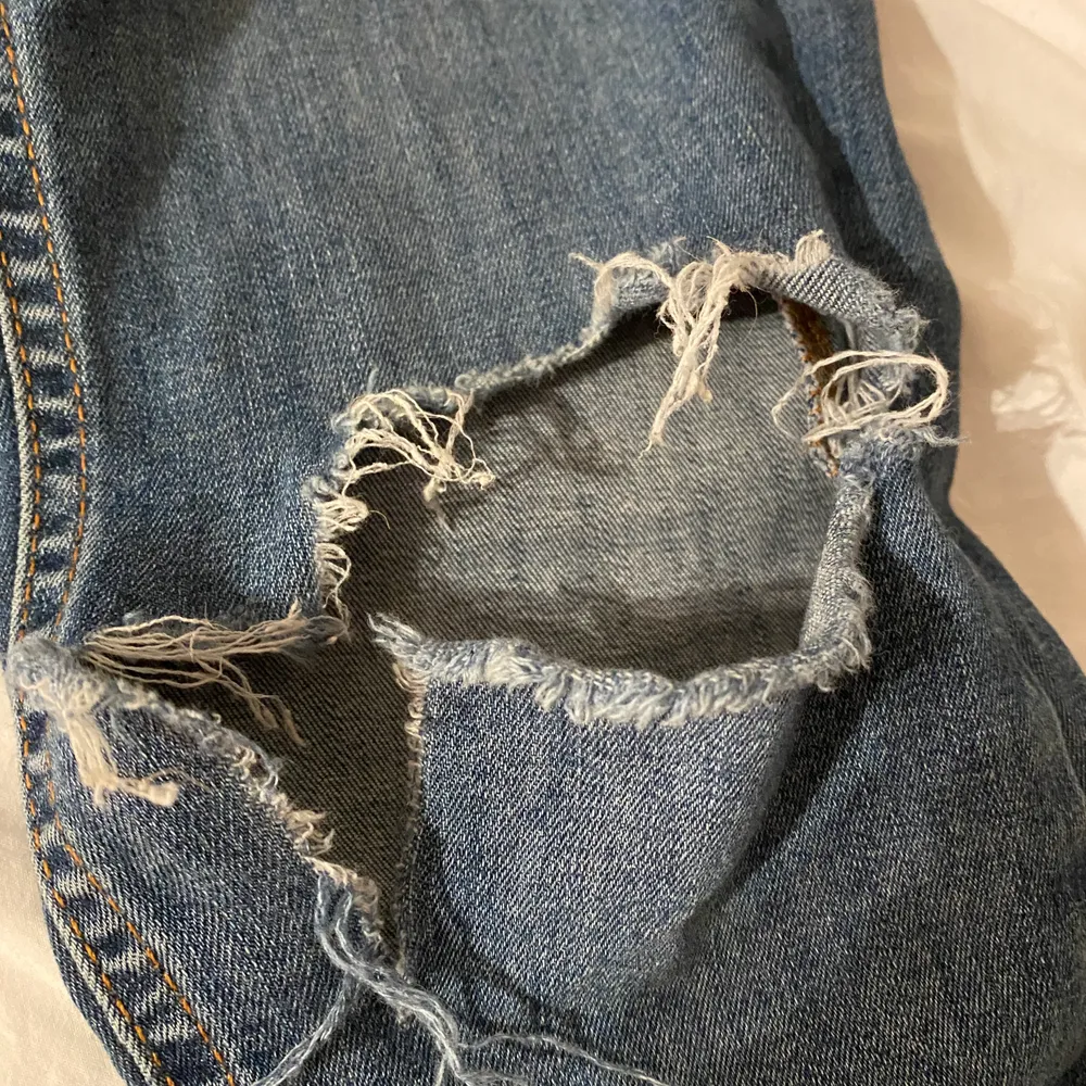 Jag säljer mina tajta ihåliga jeans eftersom det inte riktigt är min stil längre, använda flera gånger (ett favorit par när jag var yngre😅) men i fint skick. sitter fint på, storlek M men sitter tajt så skulle rekommendera att tjejer med storlek S också skulle passa.💕. Jeans & Byxor.