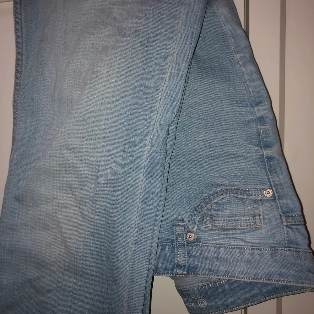 Ljusblå jeans i utsvängd modell, ej använt många gånger. Jeansstorlek 26 och köpta på Cubus. Nypris: 500 kr. Säljer för 150 men priset är prutbart:). Jeans & Byxor.