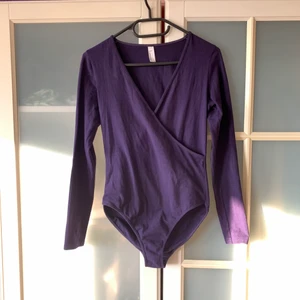 American apparel omlot body - En lila Jersey American Apparel body, väldigt fin att ha under jeans och kjolar osv. Den är i bra skick! 