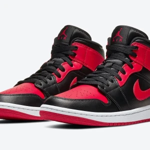 Jordan 1 Mid ”Bred” -  Jordan 1 Mid ”Bred” Preorder  Orderbekräftelse finns i DM 1699 kr eller högst budande Size:39