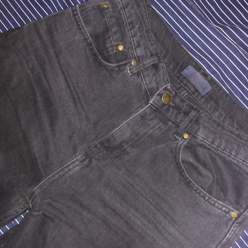 Ett par urtvättad Mom jeans i storlek 28. Har blivit burna ett par antal gånger och frakten ingår inte i priset!. Jeans & Byxor.