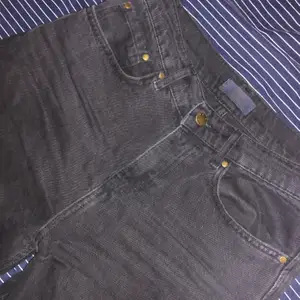 Ett par urtvättad Mom jeans i storlek 28. Har blivit burna ett par antal gånger och frakten ingår inte i priset!